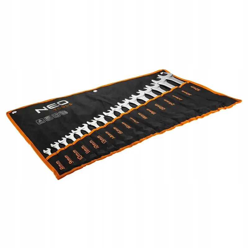 Flate og ringnøkkelsett i metall, 17 deler sortert i svart og oransje mappe med tydelige størrelsesmarkeringer.