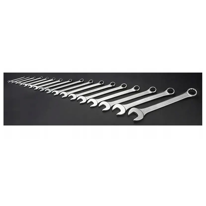 Flate og ringnøkkelsett, 17 sølvfargede nøkler i stigende størrelse, skrått arrangert mot sort bakgrunn.