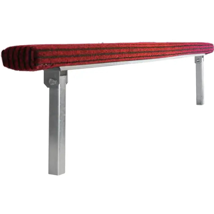 Flatpropp for båthenger JET 300, teppe med røde og svarte striper, sett nedenfra med fokus på metallbena.