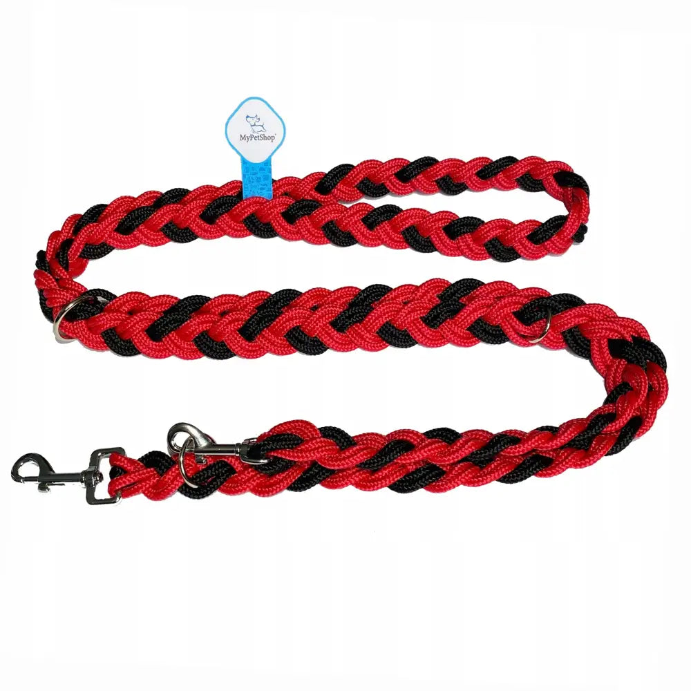 Flettet tykk båndline 30mm i rød og svart nylon med to karabinkroker og blå etikett, sett ovenfra.