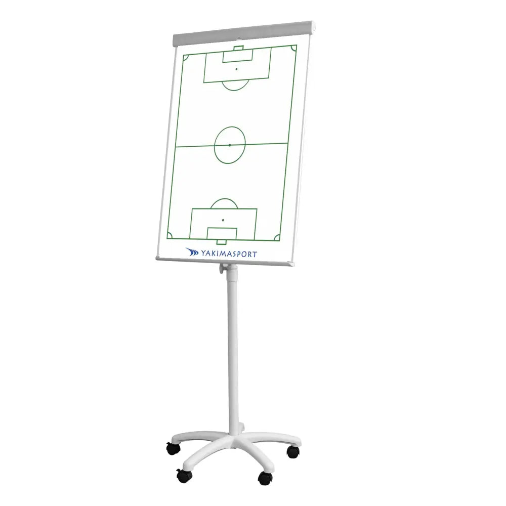 Flip chart tavle 70x100 cm på stativ med hjul, fotballbane med grønne linjer sett fra skrå vinkel.