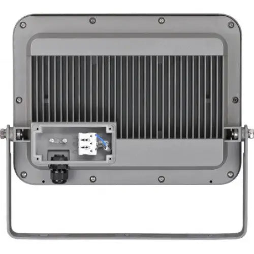 LED flomlys med ribbet bakside, synlig tilkoblingsboks og metallramme for montering, sett bakfra.