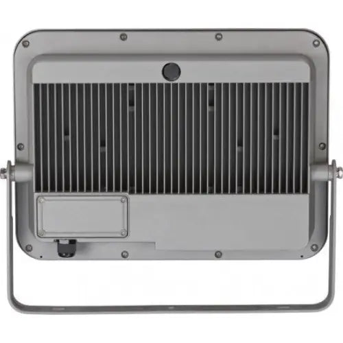 LED flomlys, bakside med ribbet design for varmeavledning og synlig justerbar metallbrakett på begge sider.