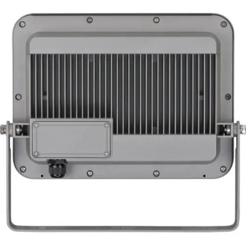 LED flomlys sett bakfra, med ribbet kjøleflate, rektangulær koblingsboks og synlig festebrakett på sidene.