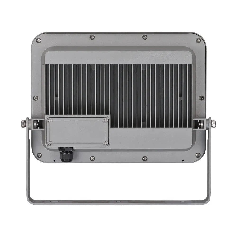 LED flomlys JARO, bakside med ribbet metallhus, stålbrakett og synlige skruer for montering.