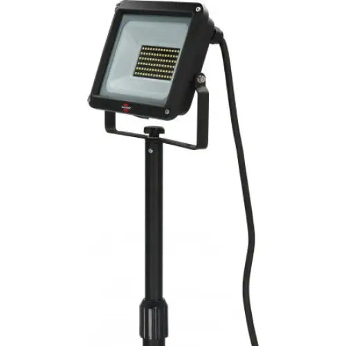 LED flomlys på stativ, skråvisning som fremhever rektangulært frontglass, LED-dioder og hengende strømkabel.