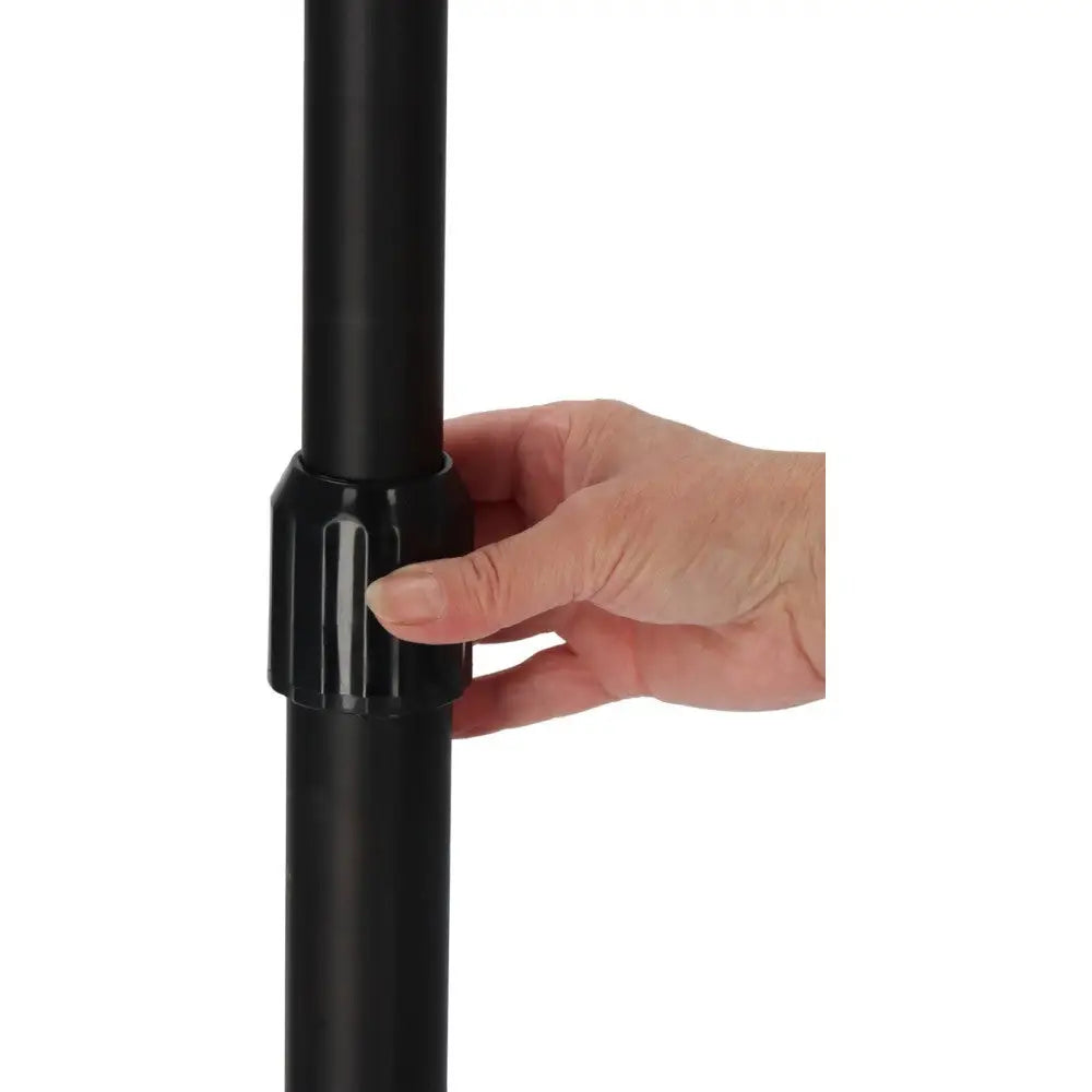 Flomlys på stativ LED JARO 7060, nærbilde av riflet skrumekanisme mens stangen justeres for hånd.