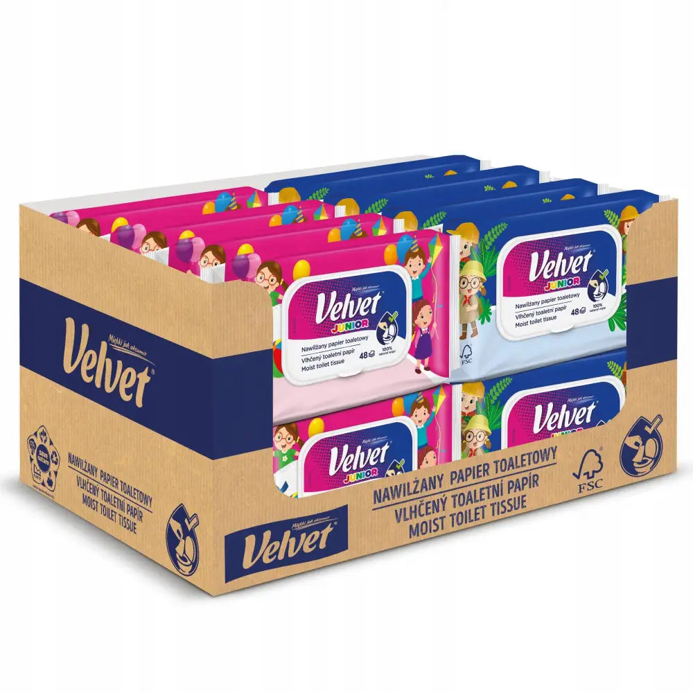Fløyel Toalettpapir Våtservietter Junior, fargerike pakker med barneillustrasjoner i åpen pappeske fra skrå vinkel.