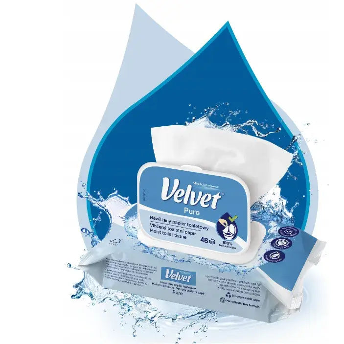 Fløyelsmykt Våt Toalettpapir Pure, åpen pakke med synlig serviett og blå vanndråpe-design i bakgrunnen.