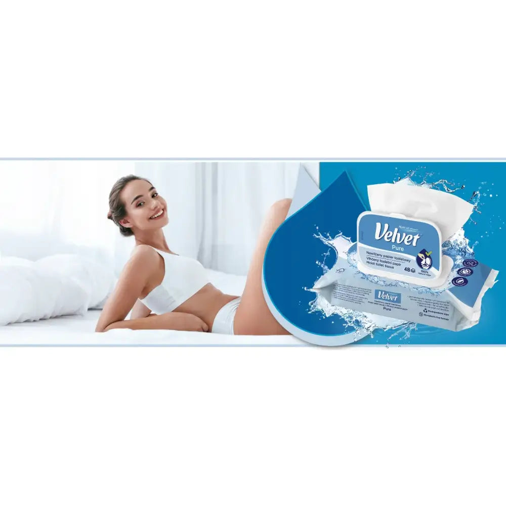 Fløyelsmykt Våt Toalettpapir Pure, pakke med 16 stk, åpnet lokk og vannsprut, ved siden av smilende kvinne.