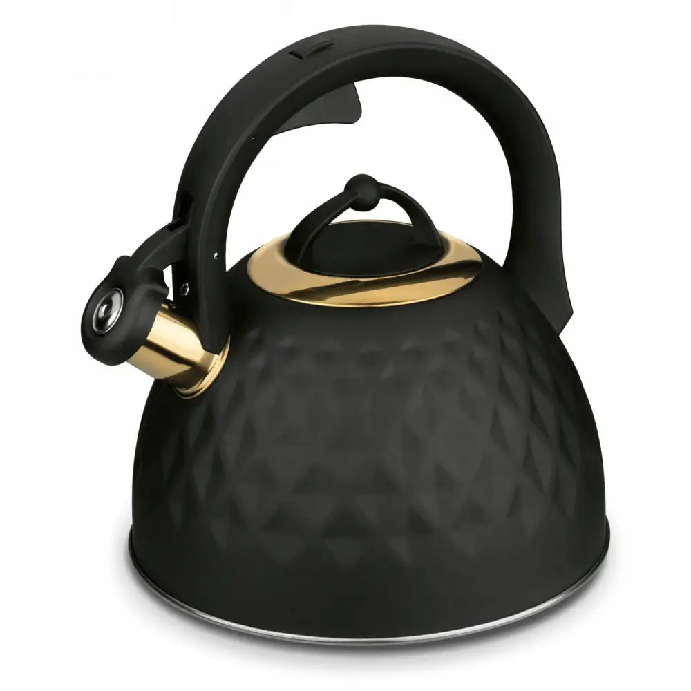 Fløytekjele i svart med diamantmønster, gullfarget håndtak og tut, sett fra skrå vinkel.