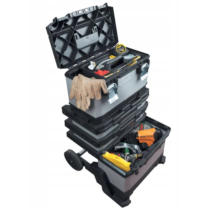Flyttbar verkstedsvogn med stabelbare kasser, åpne lokk, synlige verktøy og hansker, sett fra siden.