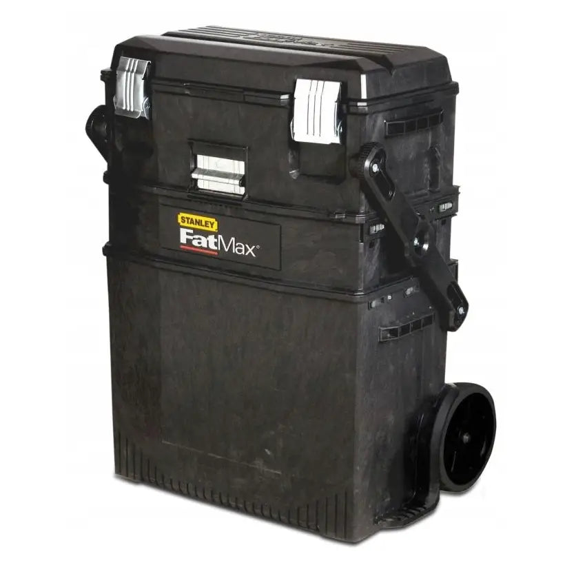 Flyttbar verkstedsvogn Fatmax 126L Stanley, skrå forfra med metallåser, store hjul og uttrekkbart håndtak.