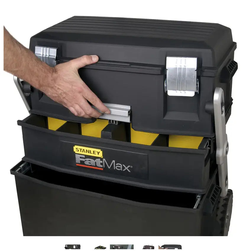 Flyttbar verkstedsvogn Fatmax 126L, sort kasse med åpnet lokk og synlige gule inndelinger.