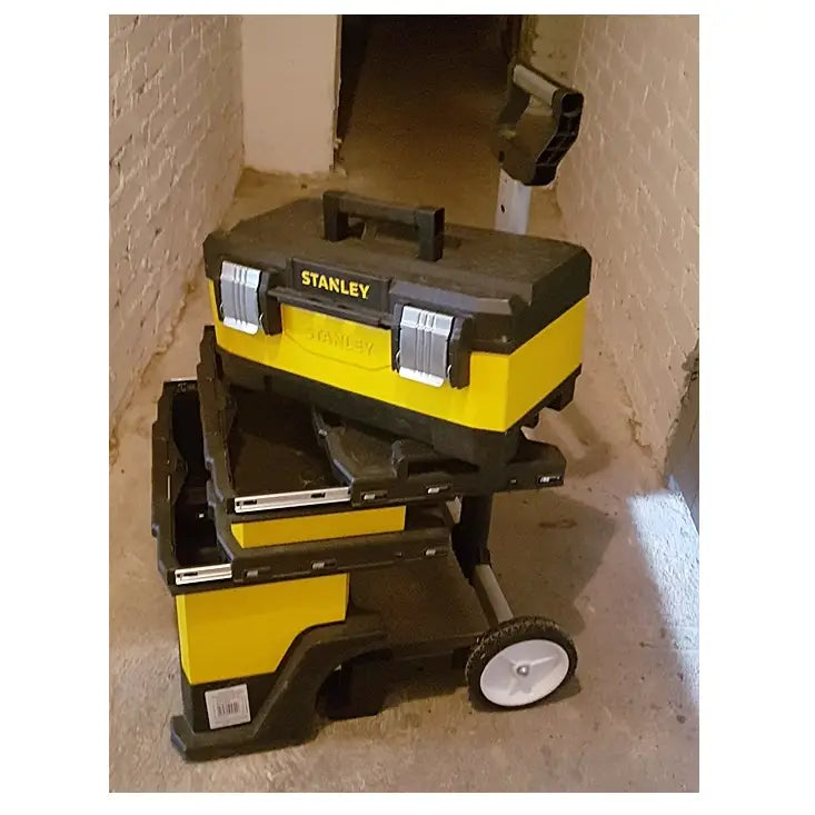 Flyttbar verkstedsvogn fra Stanley, stabelbare gule og svarte verktøykasser med sølvfargede låser og hjul.