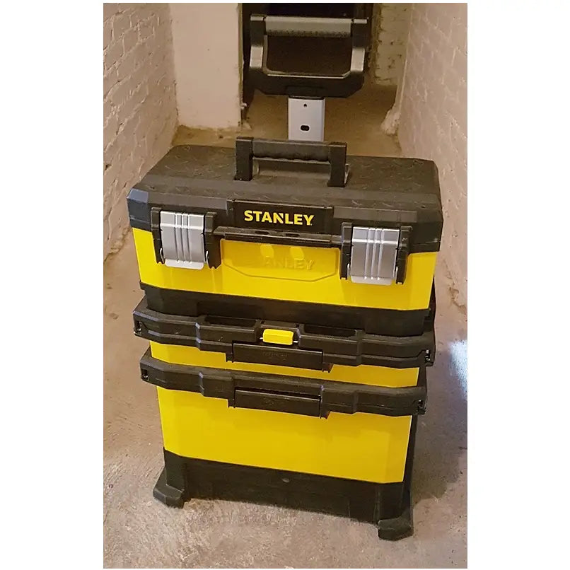 Flyttbar verkstedsvogn fra Stanley, frontvisning med tre seksjoner, håndtak, metallspenner og hjul.