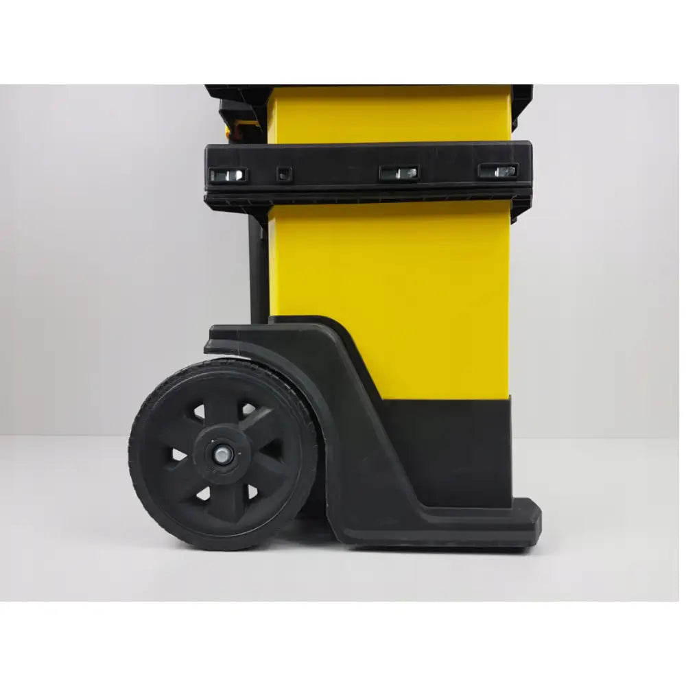 Flyttbar verkstedsvogn fra Stanley, detaljert sidevisning av robust hjul og gul plastbeholder.