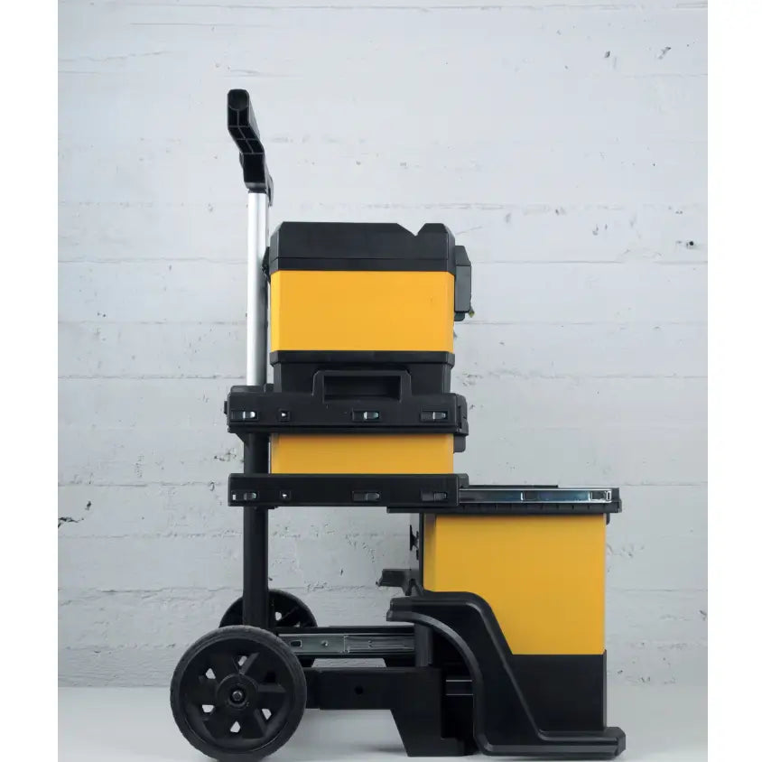 Flyttbar verkstedsvogn fra Stanley, sidevisning med stablede gule og svarte bokser, store hjul og teleskophåndtak.