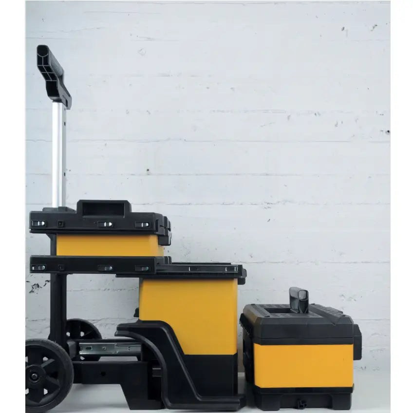 Flyttbar verkstedsvogn fra Stanley, sidevisning med store hjul, uttrekkbart håndtak og gule detaljer.