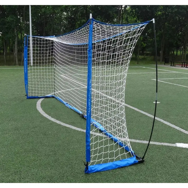 Foldbar port 5x2 meter med blå ramme og hvitt nett, sett skrått på kunstgressbane utendørs.