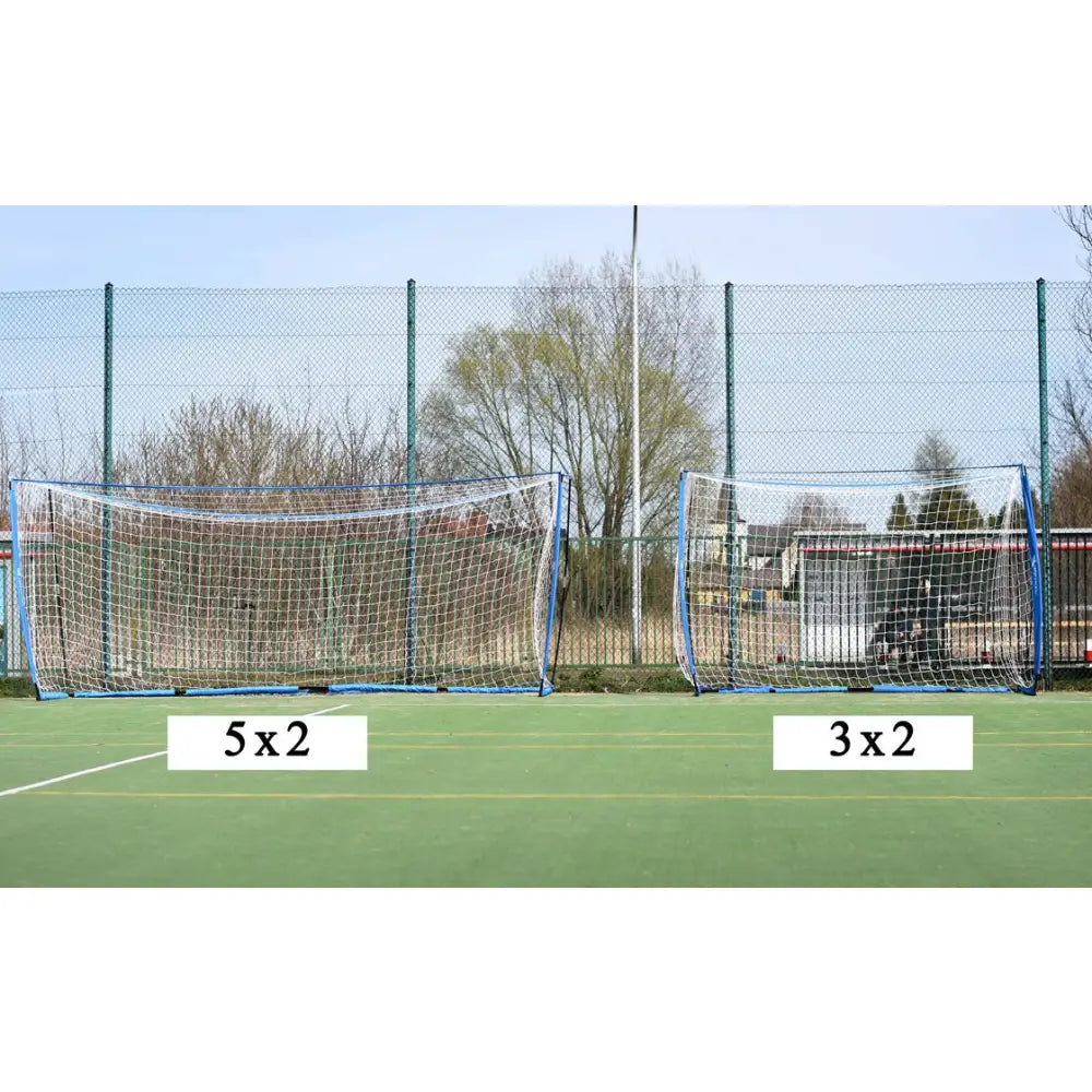 Foldbar port UNI 3x2 meter, hvitt og blått fotballmål foran på kunstgress med størrelsesmarkering.
