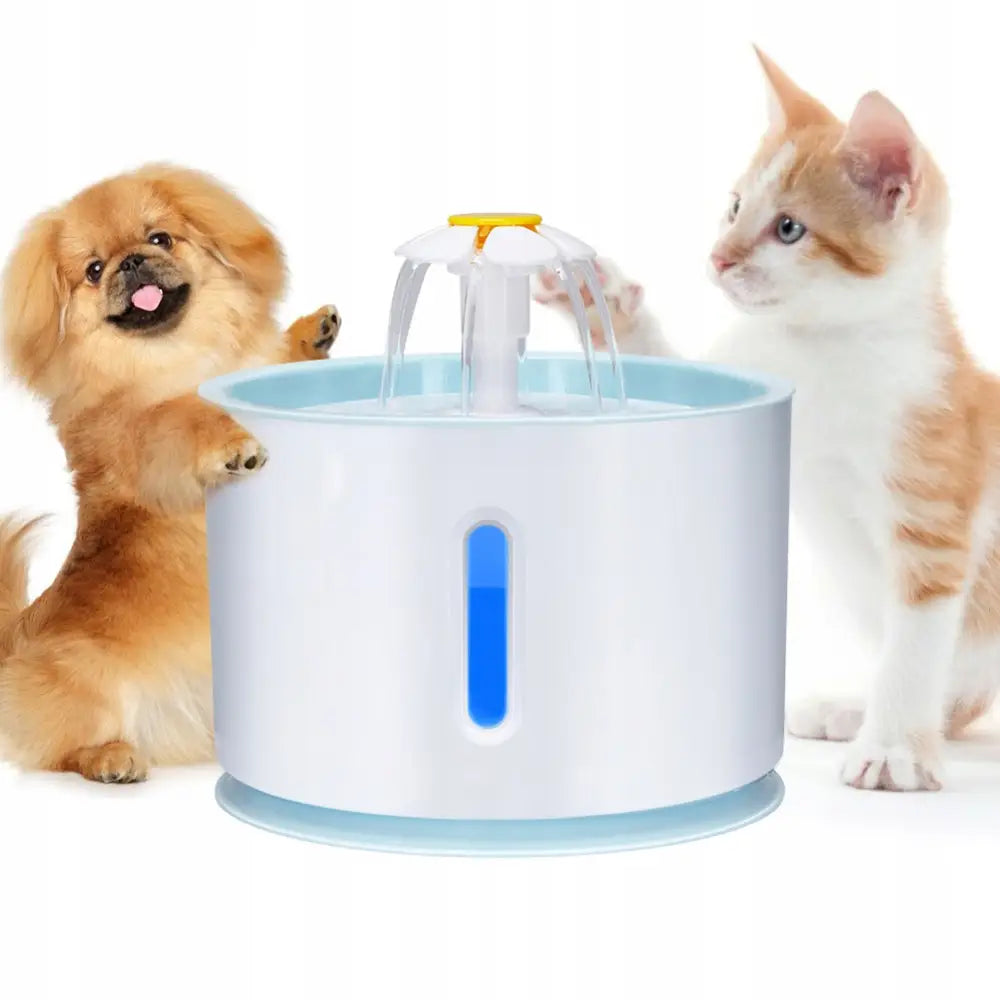 Fontanna Blomster vannfontene for katt 2,4L, hvit modell med vannivåindikator, mellom liten hund og katt.
