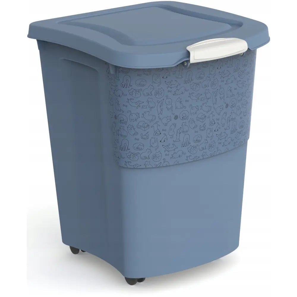 Fôrbeholder Rotho 1 Kg 38 L, blå plast med hjul og hvitt håndtak, dekorert med dyremotiver, sett skrått forfra.