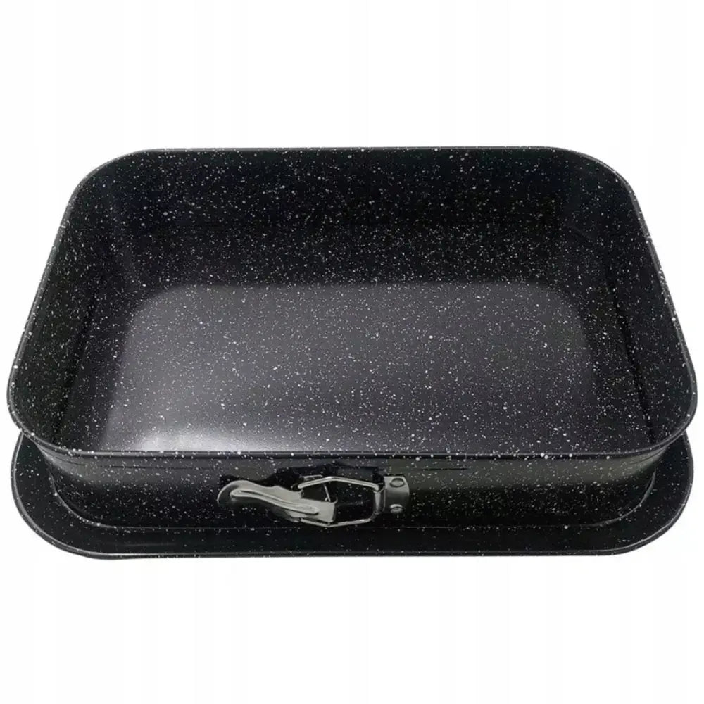 Form for kake 39x27cm i sort metall med hvite prikker, sett ovenfra med synlig løs bunn og lås.