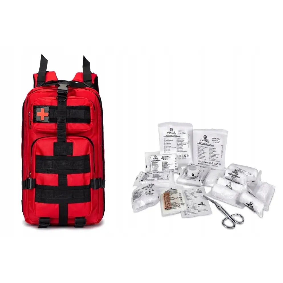 Førstehjelps ryggsekk, rød med førstehjelpssymbol, vist foran medisinsk utstyr som bandasjer og saks.