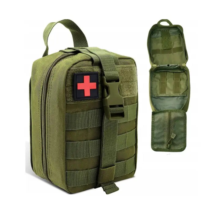 Førstehjelpstaske militær taktisk, skråvisning av kompakt veske åpen med organiserte lommer og glidelås.