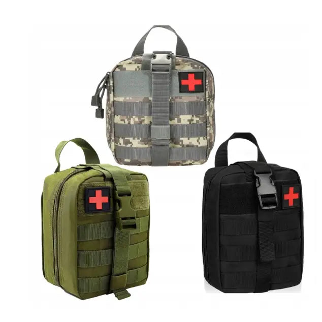 Førstehjelpstaske i kamuflasje, grønn og svart, med bærehåndtak, MOLLE-fester og rød førstehjelpslogo.