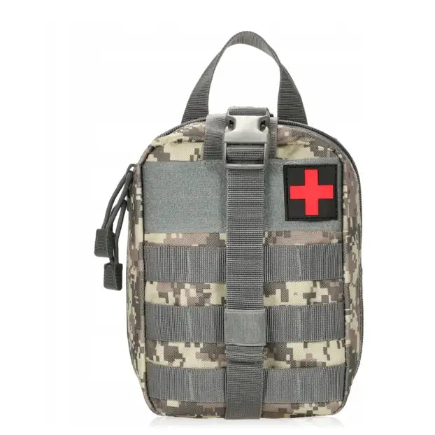 Førstehjelpstaske militær, kamuflasjemønster og rødt førstehjelpssymbol synlig på fronten.
