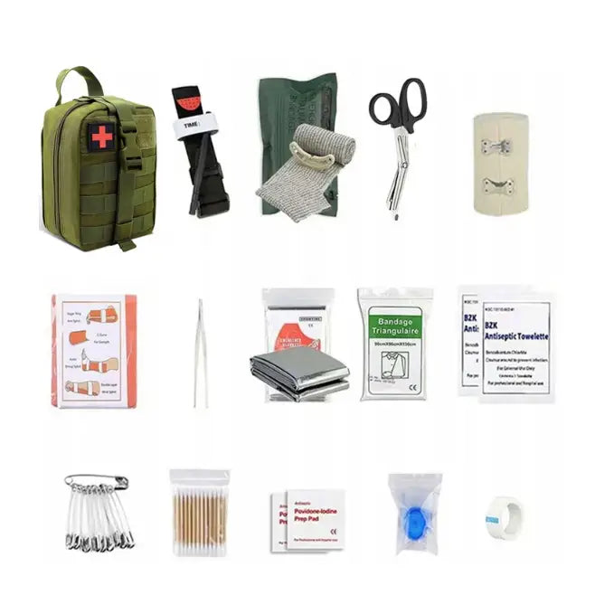 Førstehjelpstaske militær taktisk survival kit med grønn veske, rødt kors og utstyr spredt rundt.