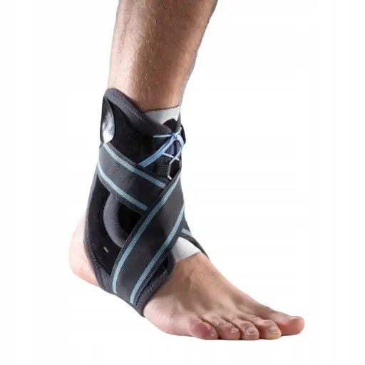 Forstuet ankel ortese fra Thuasne, sort og blå støtte med justerbare stropper og polstring, sidevisning.