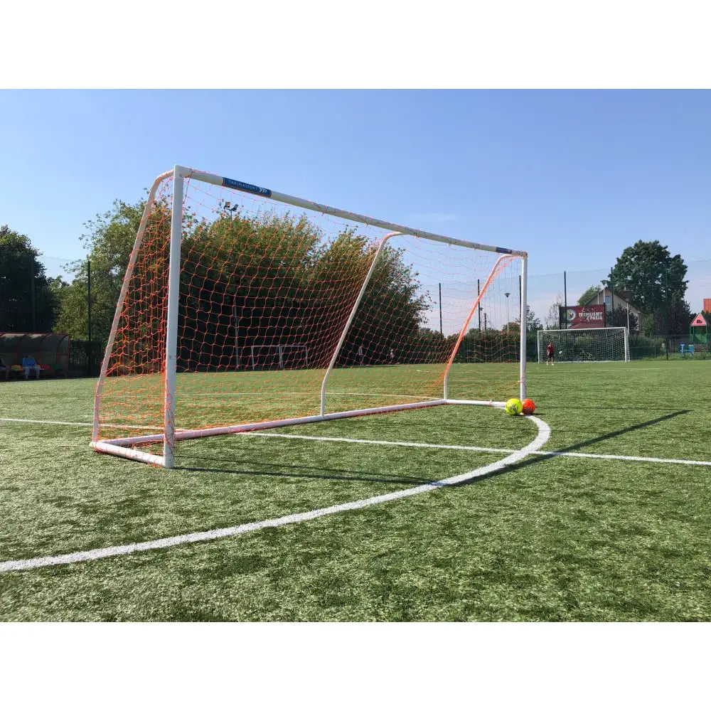 Fotballmål bærbar 5 x 2 m PRO PVC med oransj nett, skråvisning på kunstgress med to fotballer ved siden av.