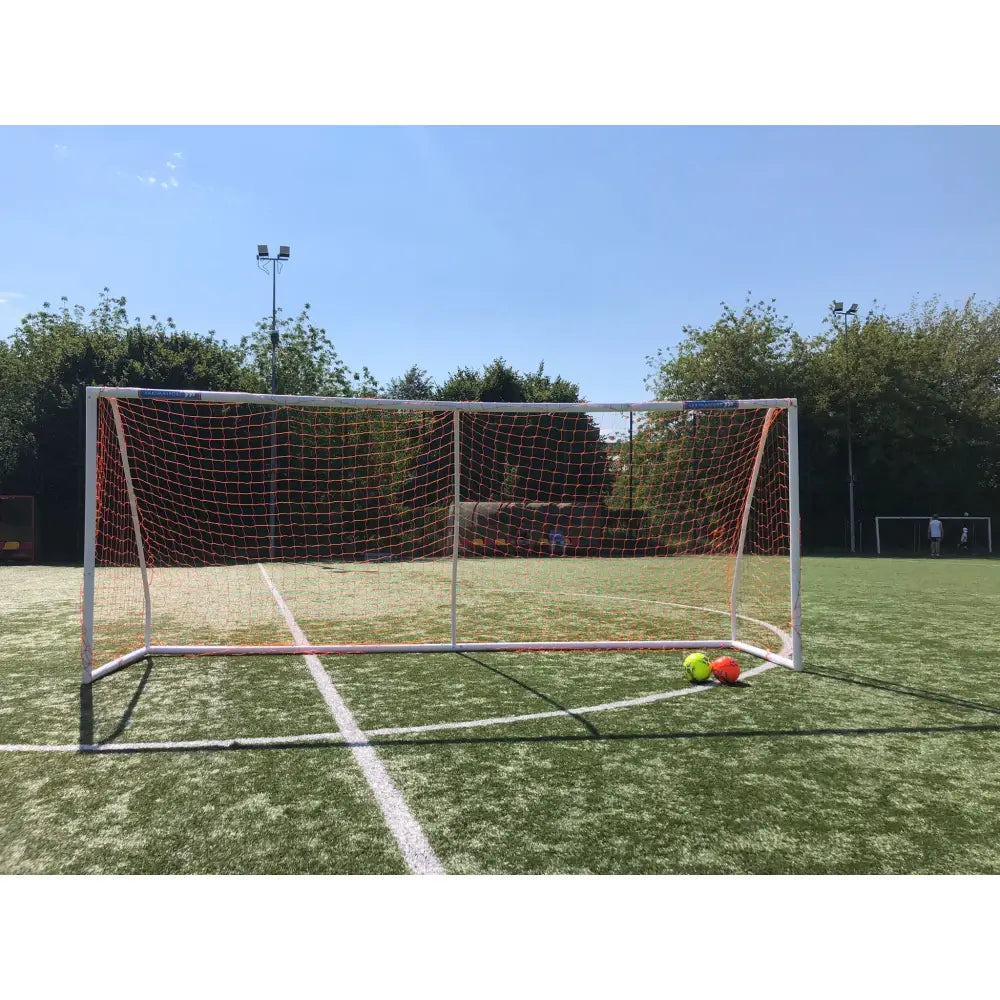 Fotballmål bærbar PRO PVC 5 x 2 m, frontvisning med oransje nett og to fotballer på kunstgressbane.