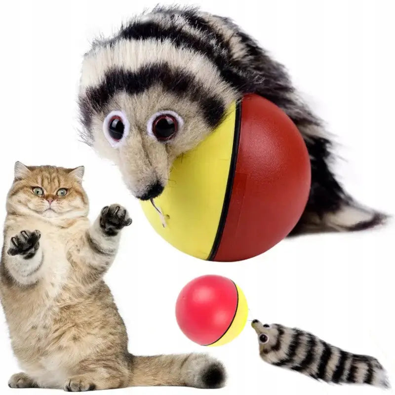 Fretten Løpeball for katt, gul og rød plastball med museformet pelskledd leke, katt klar til lek ved siden av.