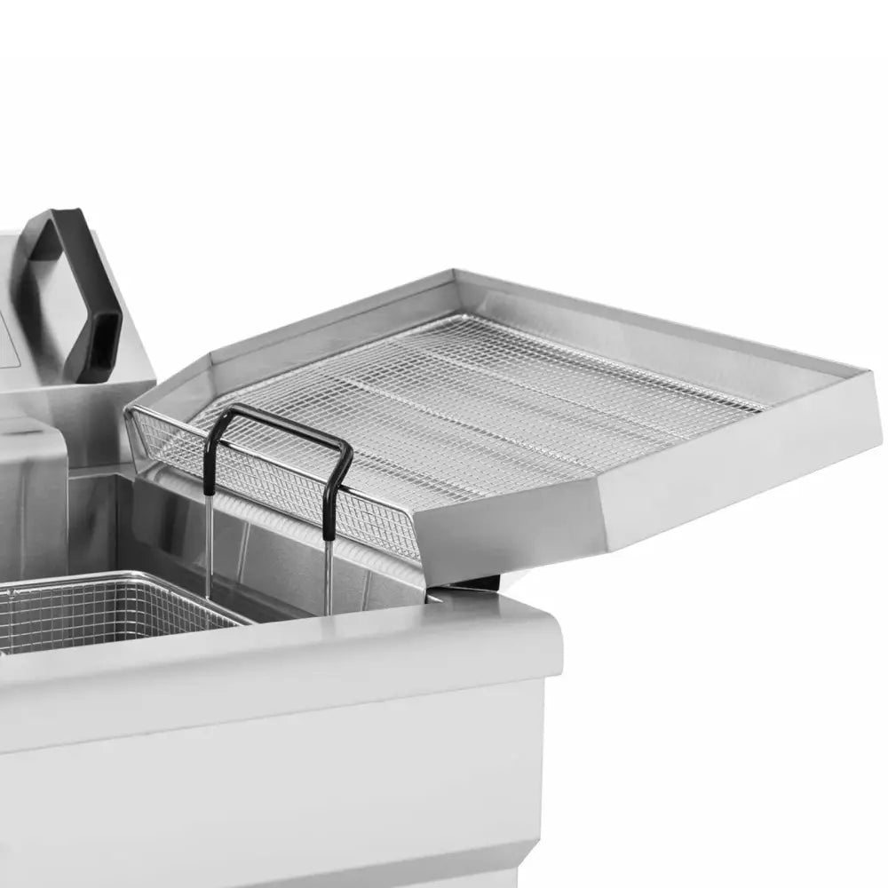 Fritertank i rustfritt stål, sidevisning med åpent lokk og avrenningsstativ for frityrkurv.