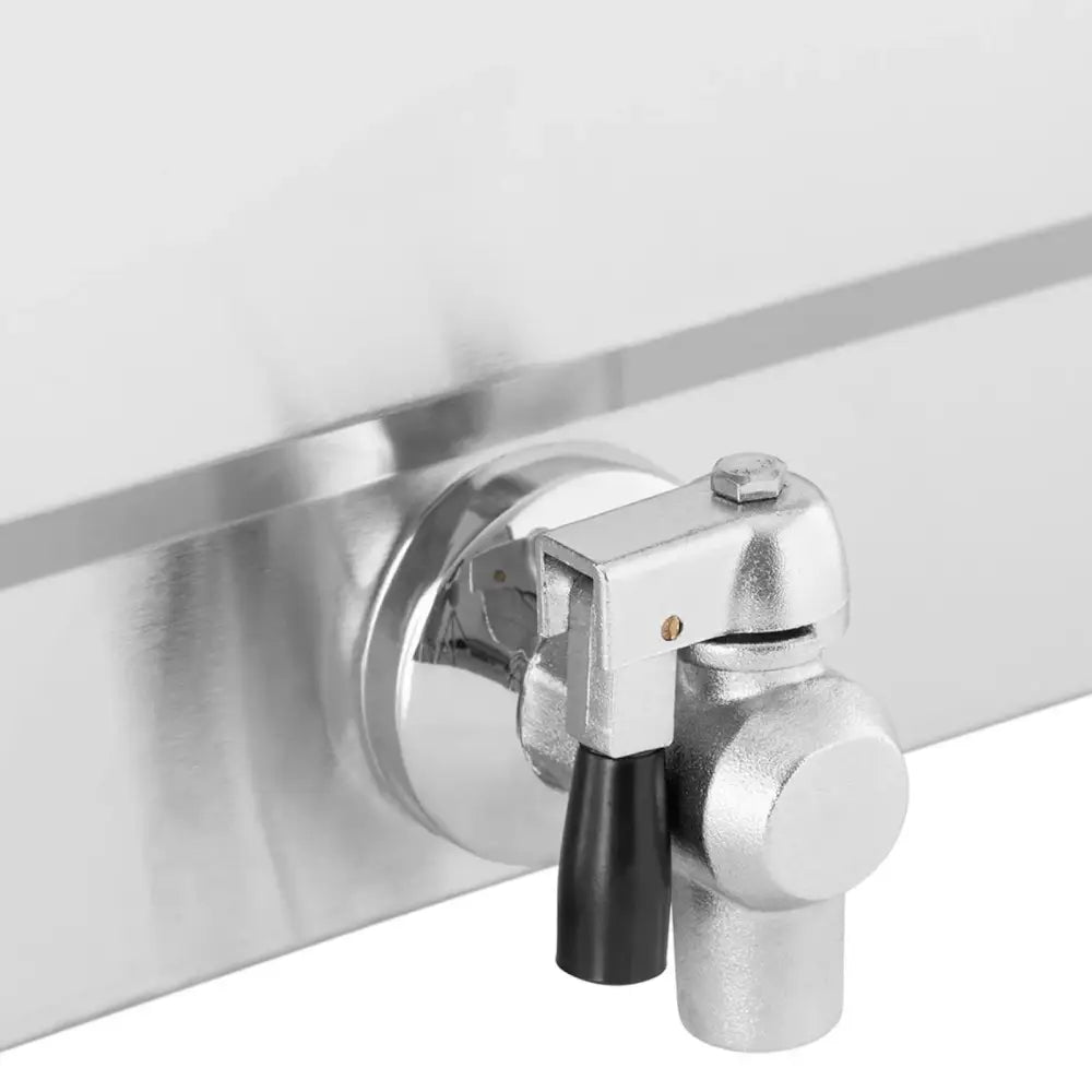 Fritertank, nærbilde av metallkran med sort plasthåndtak montert på blank rustfri overflate.