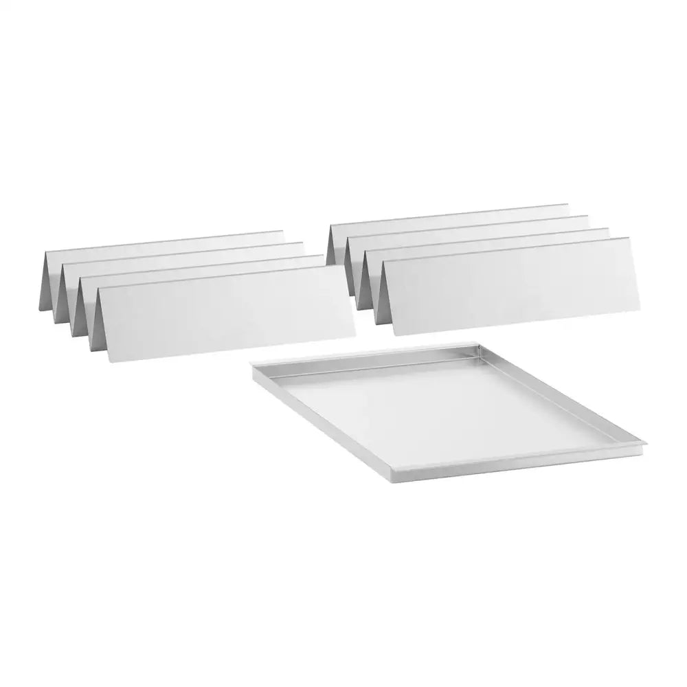 Frites og chipsvarmer med syv sølvstenger og rektangulært brett, sett skrått ovenfra mot hvit bakgrunn.