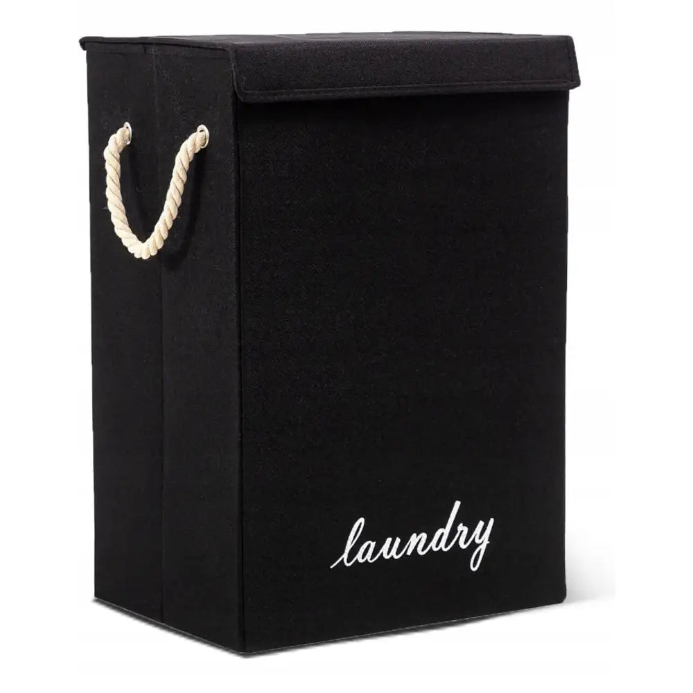 Frittstående sort kleskurv i tekstil med hvite tauhåndtak og brodert "laundry" på fronten, vist fra skrått.