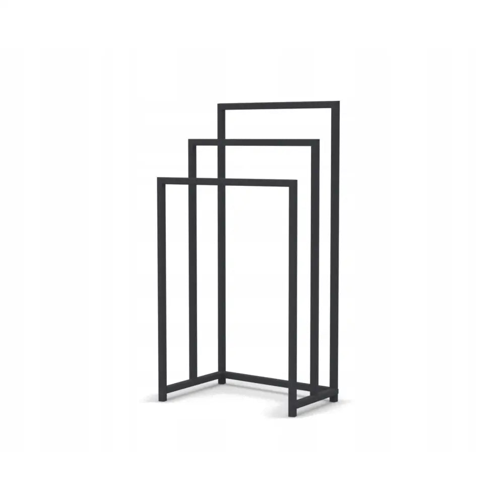 Frittstående svart håndkleholder i metall med tre rammer i ulike høyder, sett fra skrå vinkel.