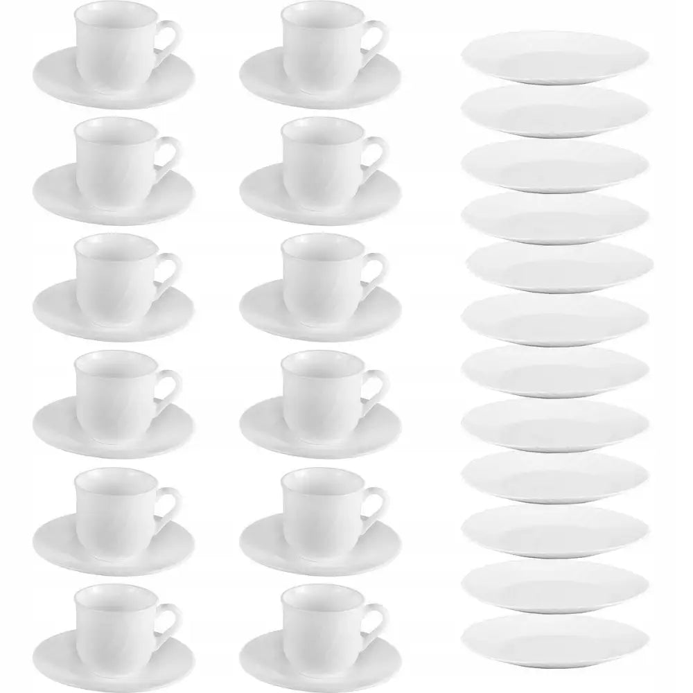 Frokost- og kaffeservise sett for 12, hvite kopper med asjetter og tallerkener sett fra oven.