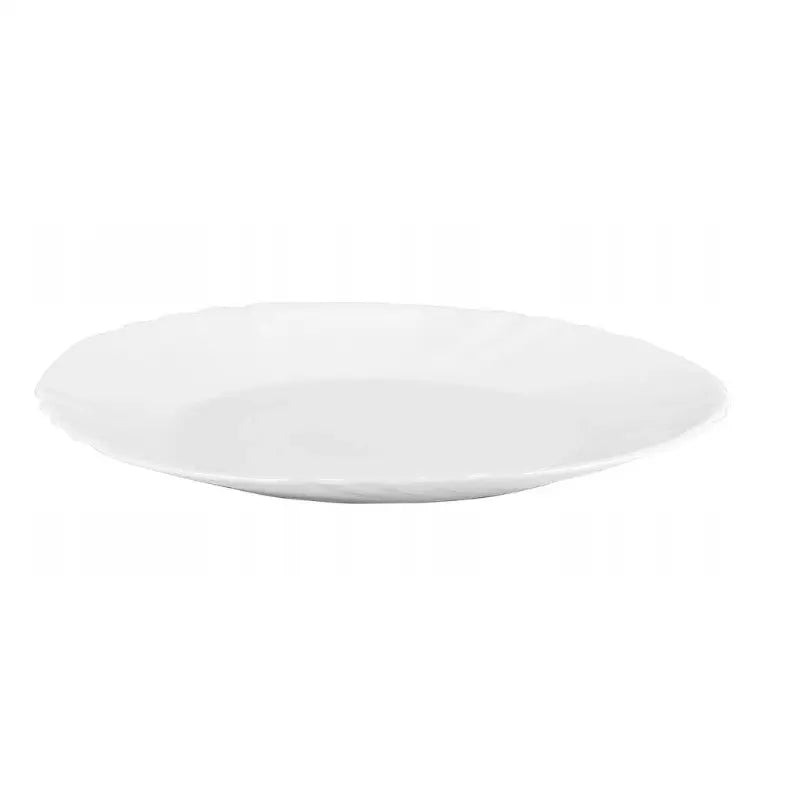 Hvit porselenstallerken med bølgete kant og lav profil, sidevisning mot hvit bakgrunn.