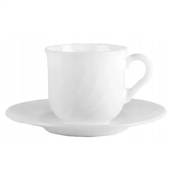 Hvit porselenskopp med tilhørende skål, sett fra siden, med klassisk og tidløs design.