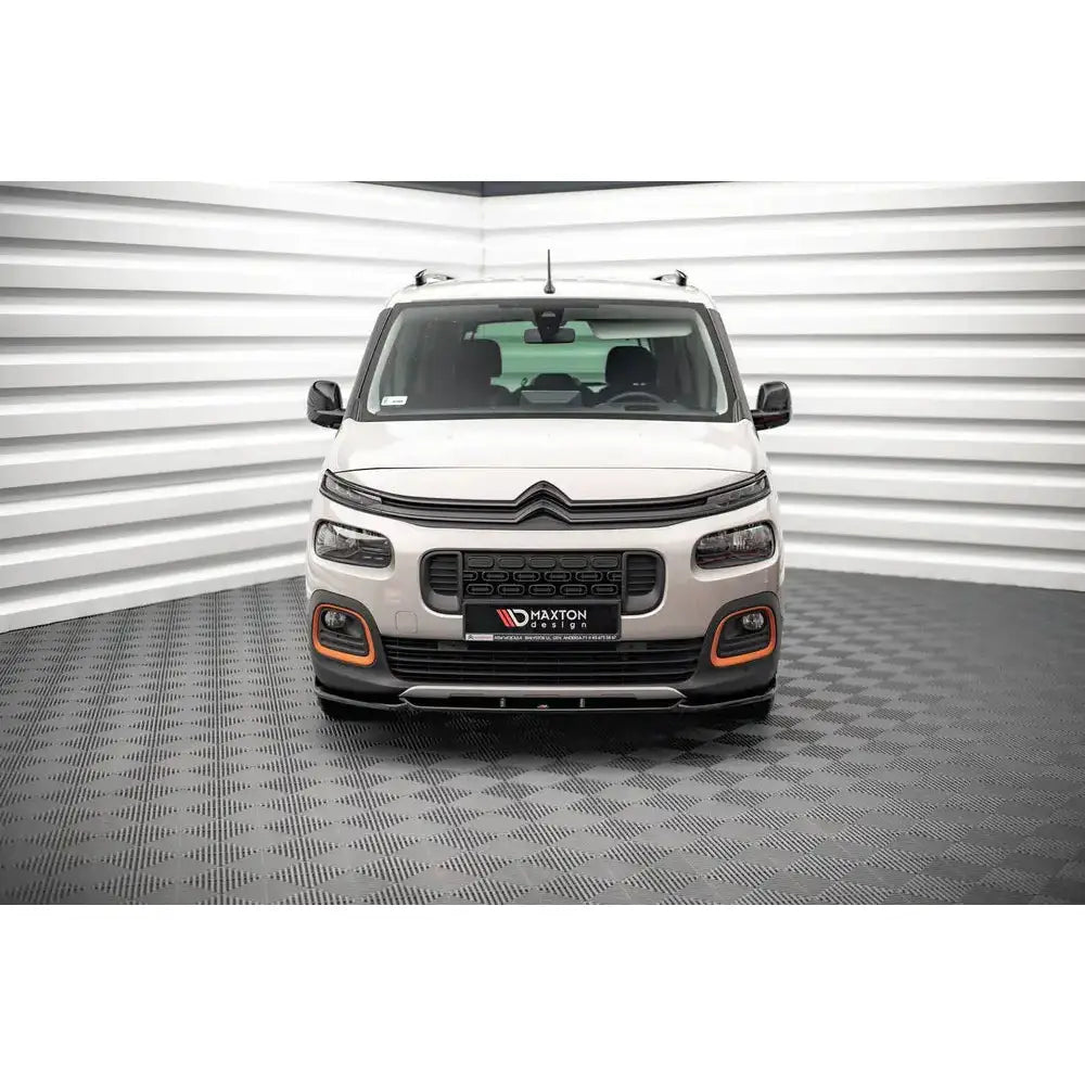 Frontleppe til Citroen Berlingo Mk3, sort med oransje detaljer, montert foran på hvit bil.
