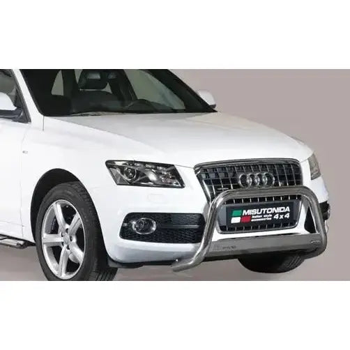 Frontbøyle Audi Q5 08-15 EC godkjent medium bar montert på hvit bil sett skrått forfra.