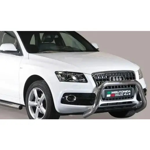Frontbøyle Audi Q5 08-15 EC Godkjent Super Bar montert foran på hvit SUV, sett skrått forfra.
