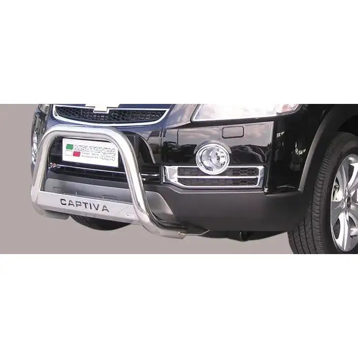 Frontbøyle Chevrolet Captiva 06-10 montert på svart bil, viser grill, frontlykt og polert metallbøyle.