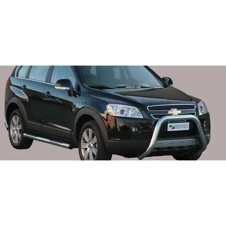 Frontbøyle Chevrolet Captiva 06-10 montert på svart SUV med sølvfargede stigtrinn, sett fra siden og forfra.